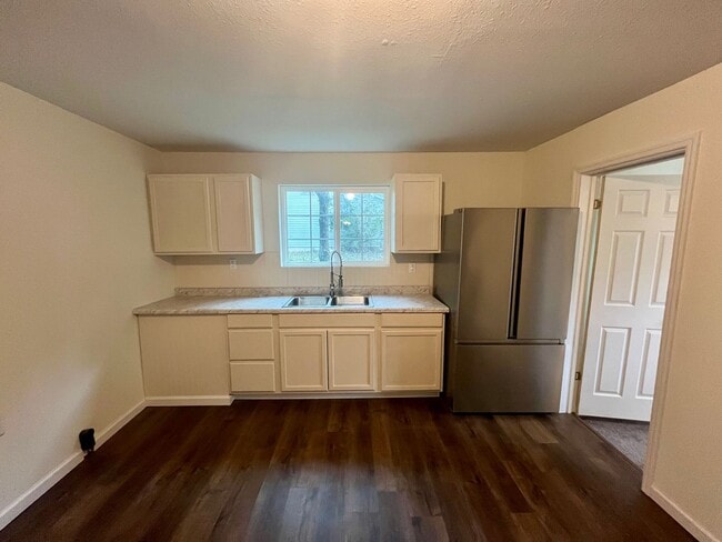 Building Photo - 3 Bed | 2 Bath | House
