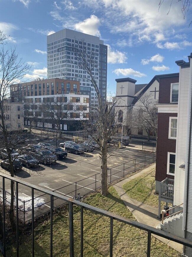 Building Photo - 19 Pine St