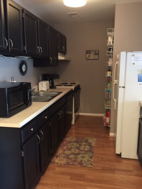 Kitchen - 205 Simpson Ave