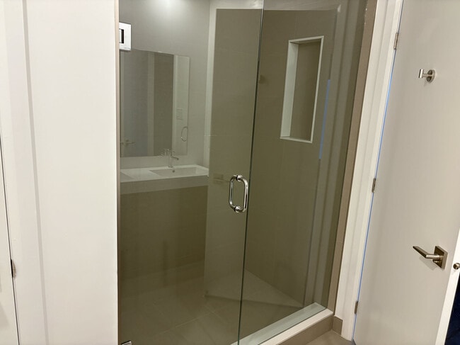 Building Photo - 195-710 Hunter St E