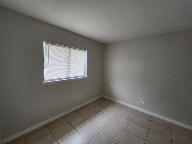 Foto del edificio - 5013-5015 Locke Ln