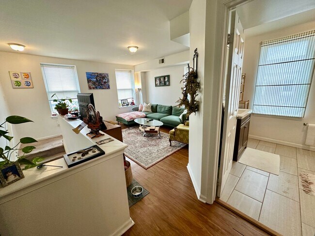 SPACIOUS bi-level apartment with fenced yard - SPACIOUS bi-level apartment with fenced yard