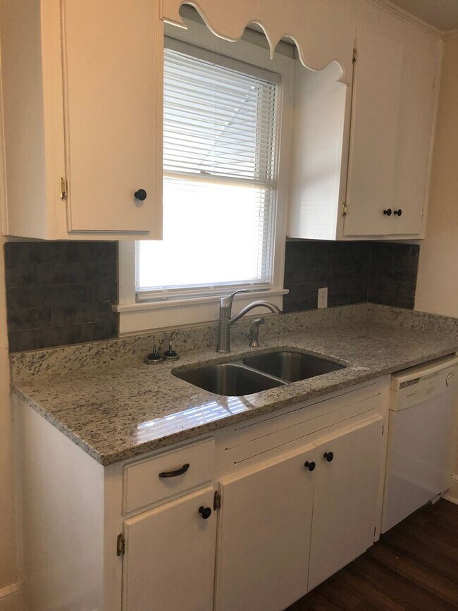 Building Photo - 2 Bedroom House off of Rosewood Available Now