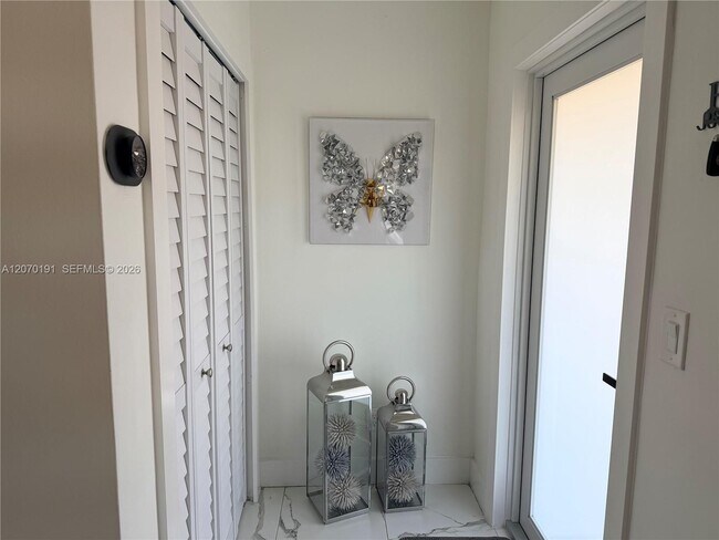 Foto del edificio - 8100 Taft St