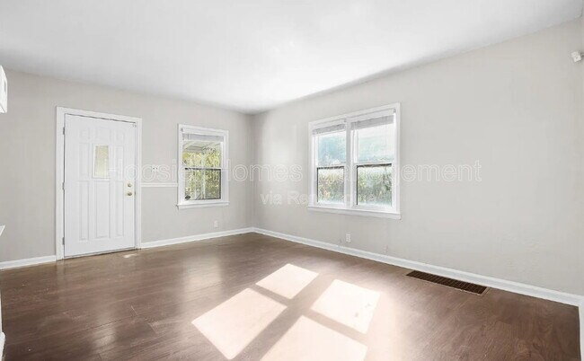 Foto del edificio - 3532 Caroline Ave