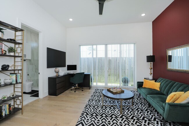 Foto del edificio - 5704 Fairdale Ln