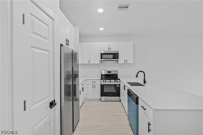 Building Photo - 2220 Kenneth Ave S