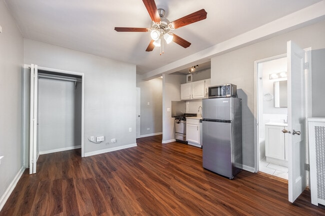 Building Photo - 1140 N La Salle Dr