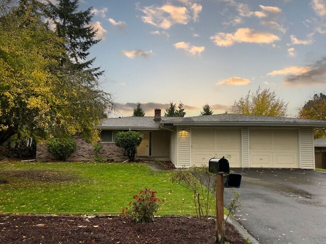 Building Photo - 4 bedroom 2.05 bath rambler on Kent's East...