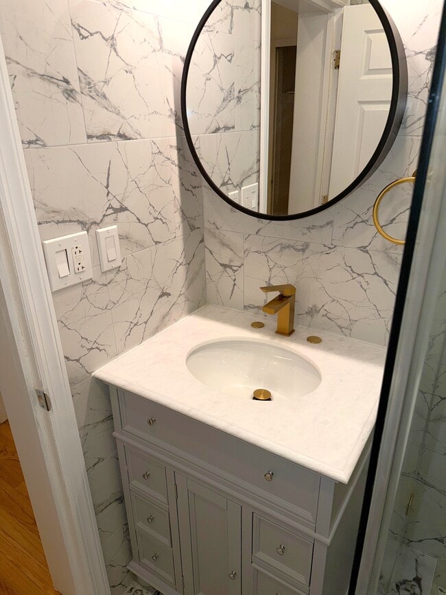 Building Photo - 446A Hancock St