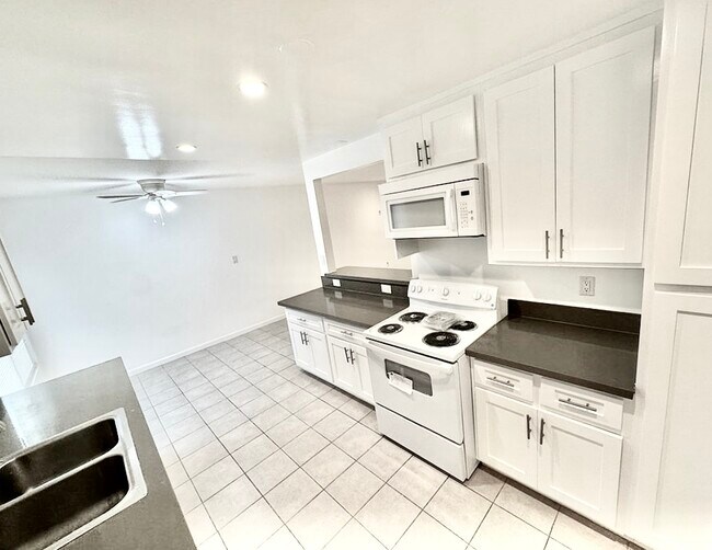 Foto del edificio - 2421 W 227th St