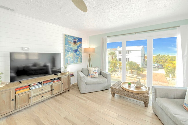 Building Photo - 3BR- 603 PH