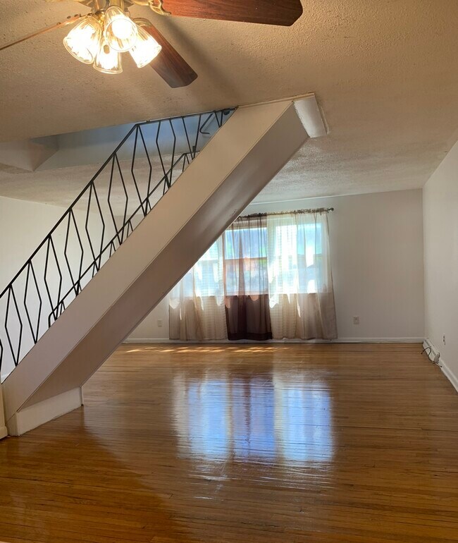 Foto del edificio - 62 Oakmont Dr