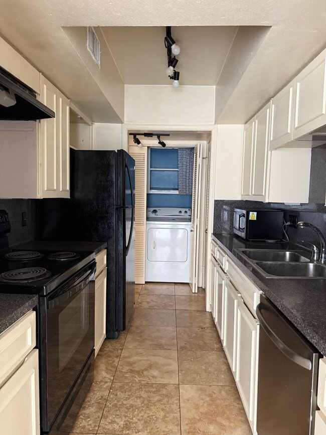 Building Photo - 2704 San Pedro St