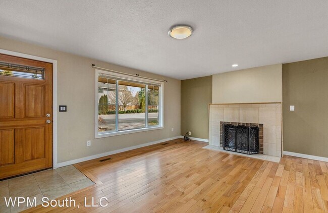 Building Photo - 3 br, 2.5 bath House - 2017 Edmonds Ave NE