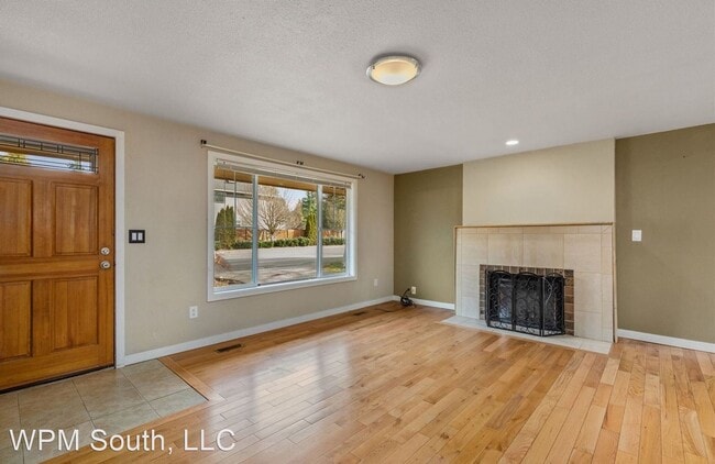 Foto del edificio - 3 br, 2.5 bath House - 2017 Edmonds Ave NE