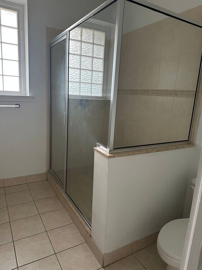 Building Photo - Large 3 bed 2 bath home, One car garage