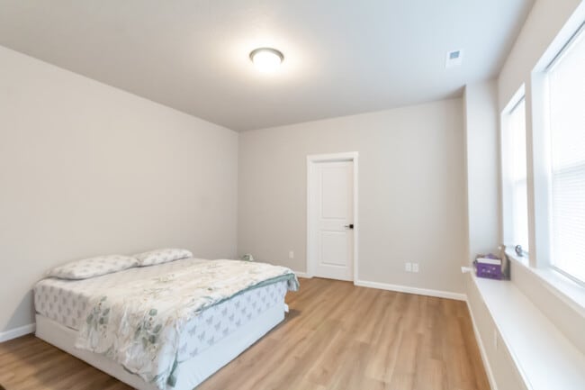 Large Master bed with attached bath and bay window - 7471 SE Kinnaman St