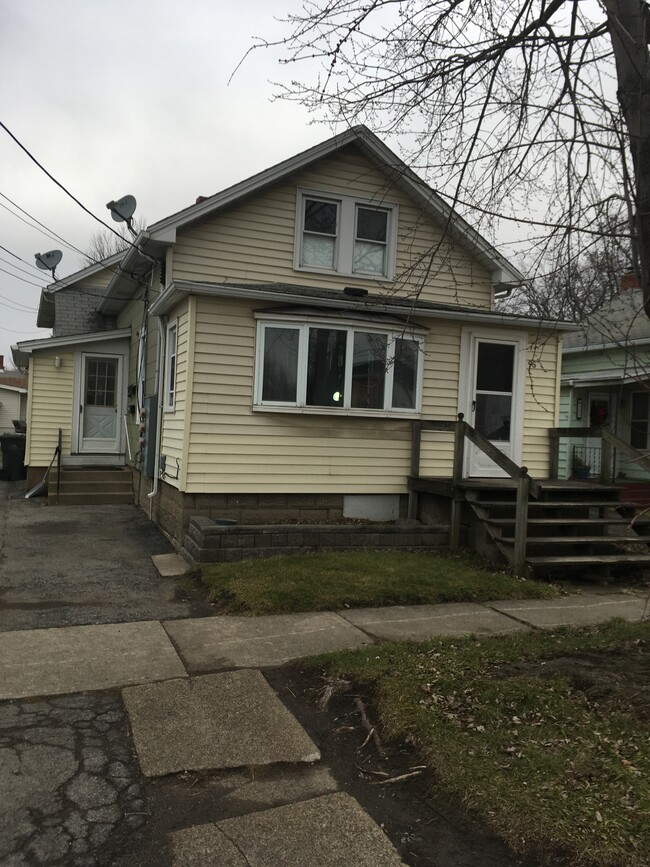 Building Photo - 96 Schenck St