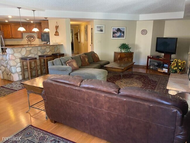 Foto del edificio - 745 Columbine Rd