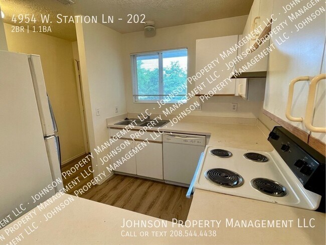 Building Photo - Upstairs 2 bedroom with patio, near Lakeha...