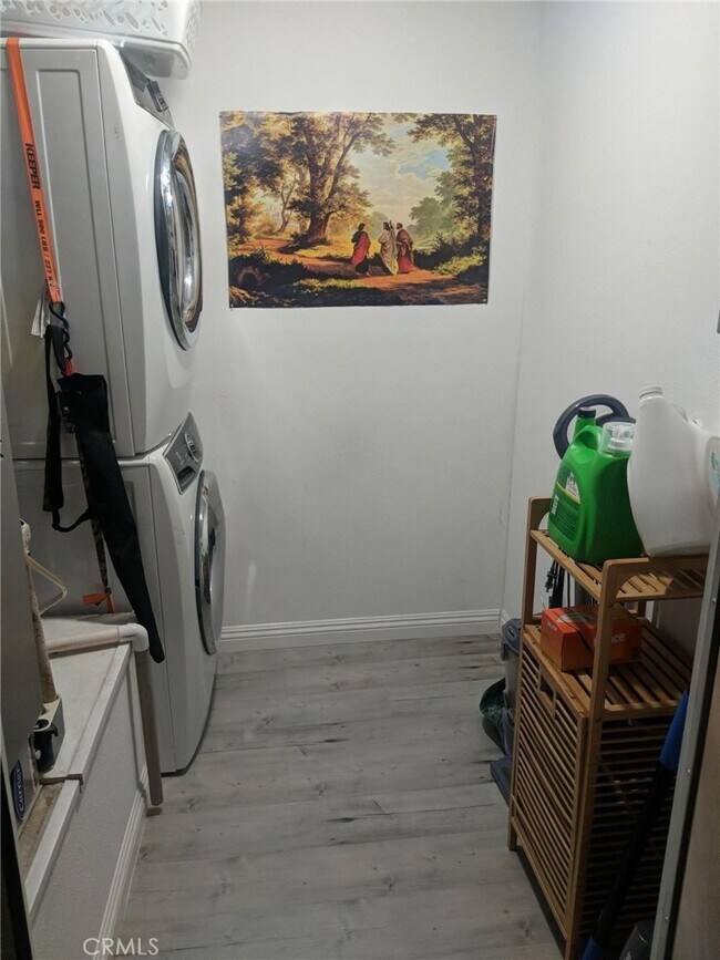 Building Photo - 14901 Silvertree Rd