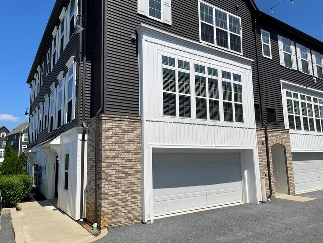 Foto del edificio - 410 Mayer Pl