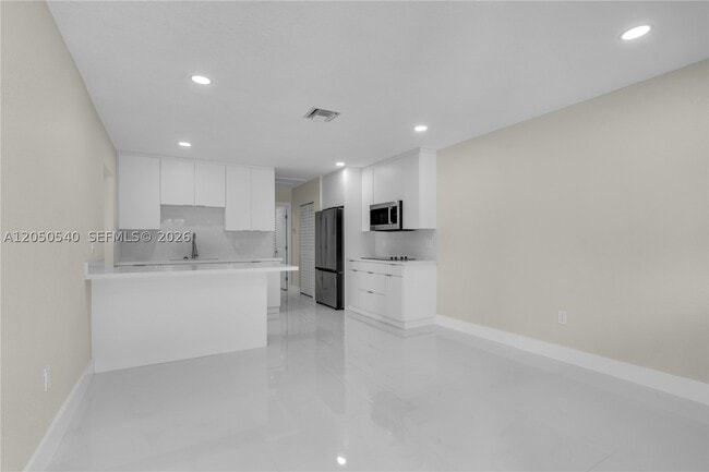 Building Photo - 2640 SW 30th Ct