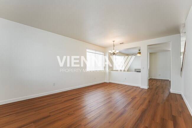 Foto del edificio - 493 Silverhorn Dr