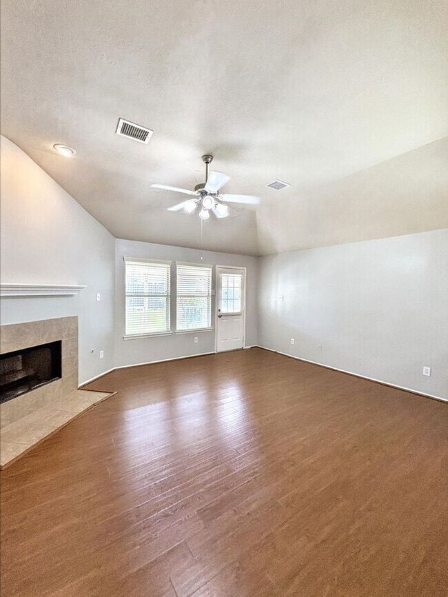 Foto del edificio - Spacious 3-Bedroom, 2-Bath Home with Conve...