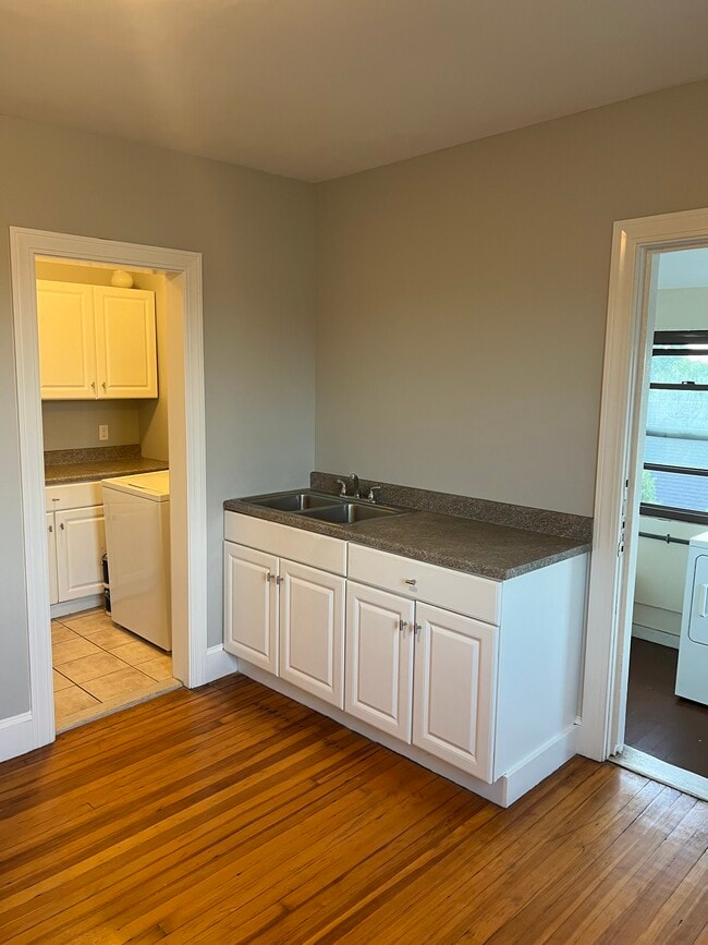 Kitchen 3 - 4 Price Blvd