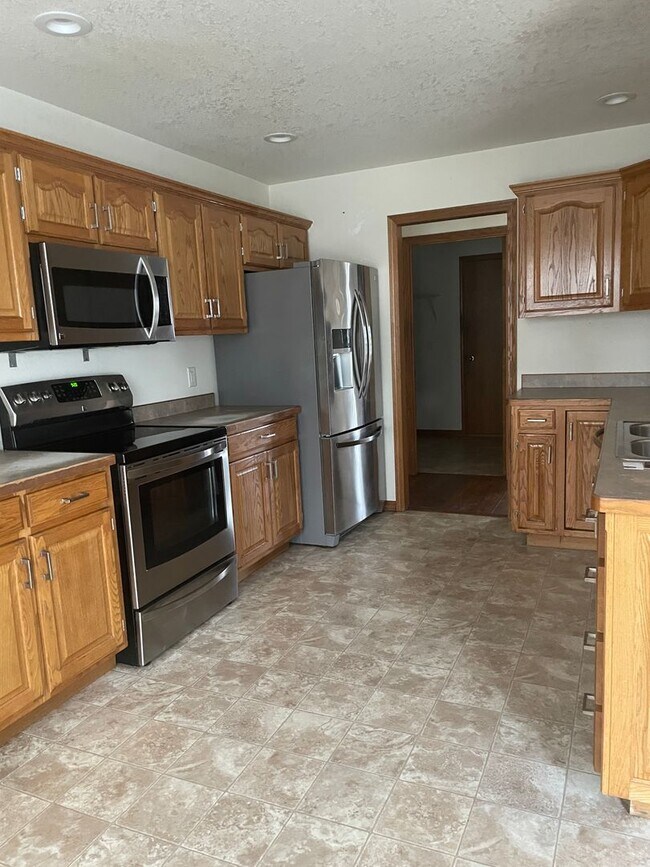 Foto del edificio - CARL JUNCTION: Beautiful 3BR/2BA home in Carl Junction with fenced in yard and storm shelter!!