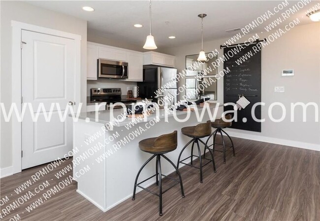 Foto del edificio - UPDATED!! 2 Bedroom, 2.5 Bath Townhome in ...