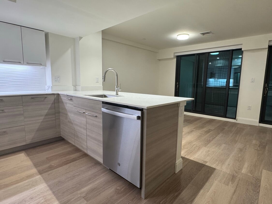 Primary Photo - 1065 Commonwealth Ave