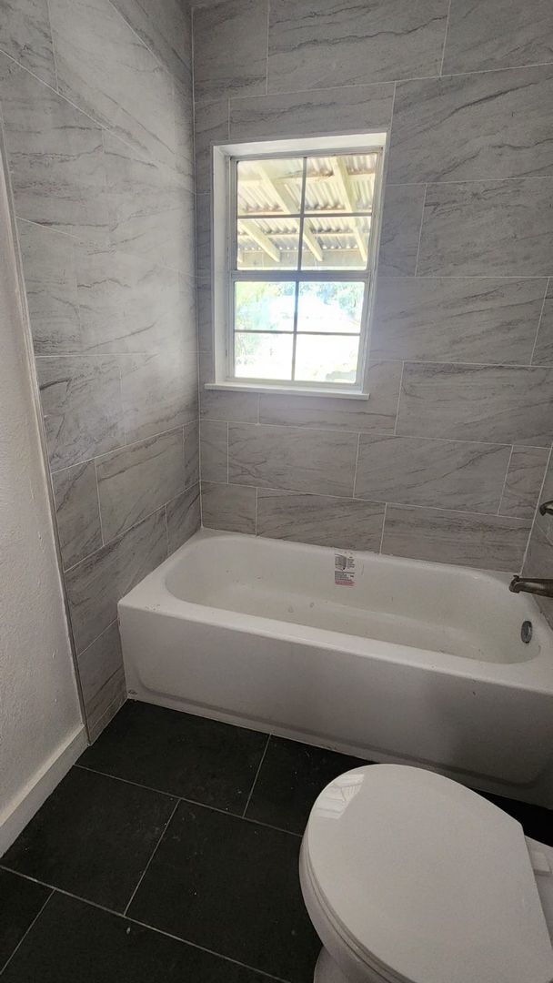 Building Photo - Renovated 4/2 Home Tampa Available Now