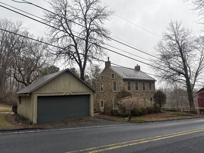 Building Photo - Charming Stacked stone Farm house 3 bedrooms 1 1/2 bathrooms