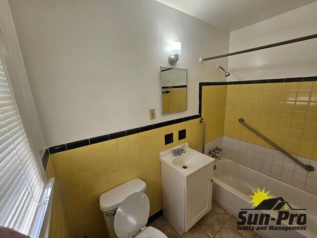 Foto del edificio - 628 Byron Ave