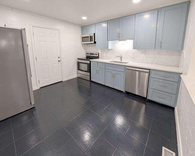 Building Photo - 3 Bed, 2 Bath Remodeled Home