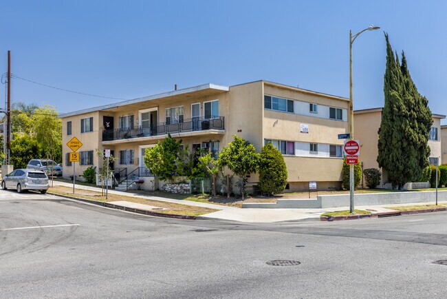 Building Photo - 4777 San Vicente Blvd
