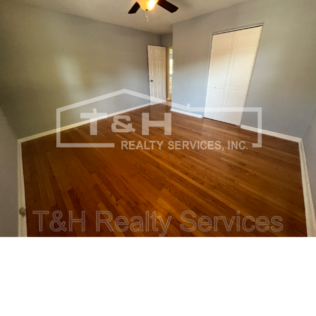 Foto del edificio - 9627 E 10th St