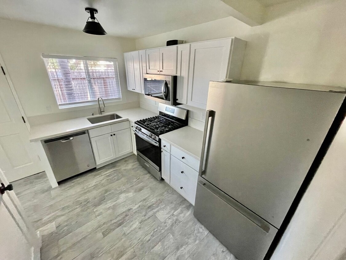 Foto principal - 2 Bedroom/1 Bathroom - Isla Vista