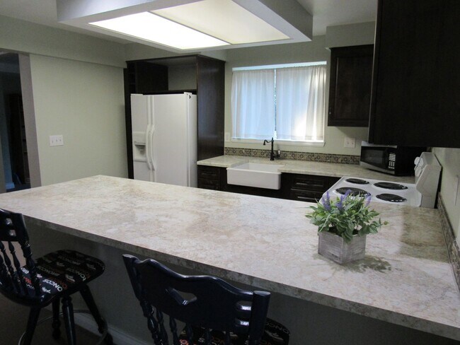 Building Photo - Basement Aprtment with 2 bedrooms and 1 ba...