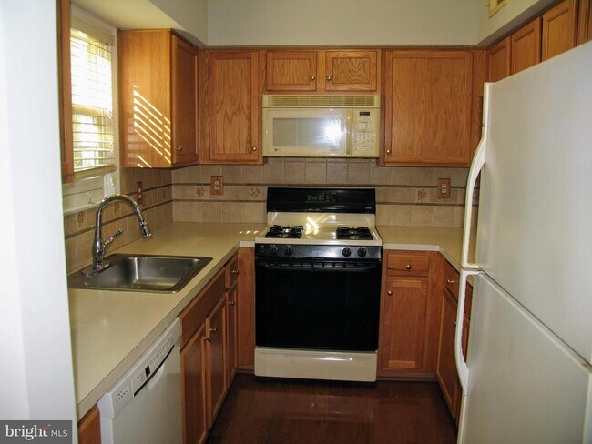 Building Photo - 1001 Woodview Ct