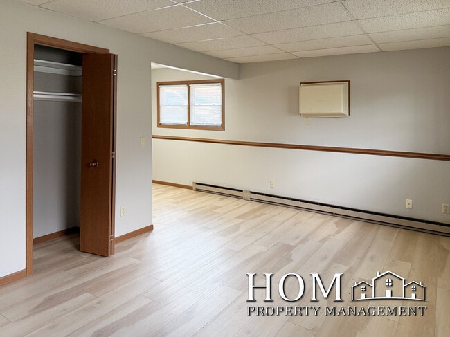 Building Photo - 1701 Pleasant View Dr