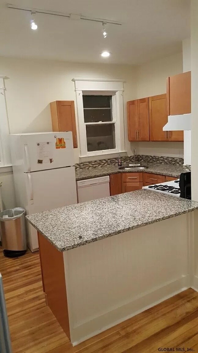 Foto del edificio - 823 Myrtle Ave
