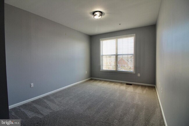 Building Photo - Updated Condo w/Garage - Loudoun Metro