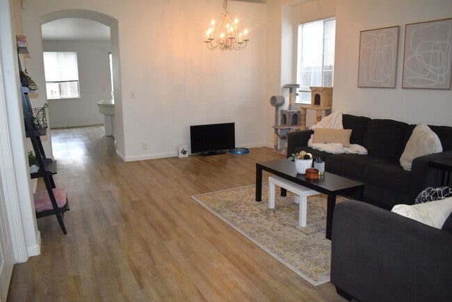 Building Photo - 7836 Calzada Way