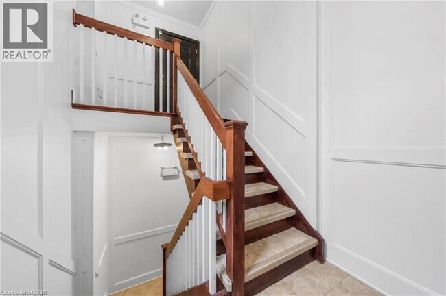 Photo du bâtiment - 215 Locke St S