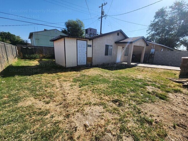 Building Photo - 2 bedroom 1 bath back house