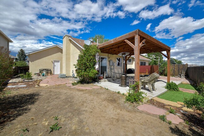 Building Photo - Pikes Peak Mountain View in Briargate! D20